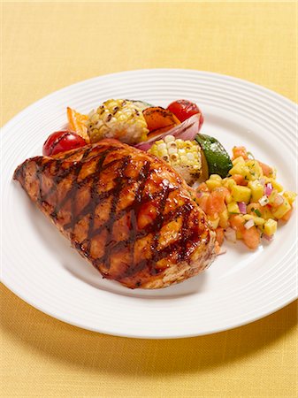 simsearch:659-06154968,k - Grilled Chicken Breast with Mango Papaya Salsa and Vegetables Foto de stock - Sin royalties Premium, Código: 659-03521372