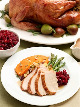 pavo (alimento) - Sliced Turkey with Cranberries, Yams, Asparagus and Stuffing Foto de stock - Sin royalties Premium, Código: 659-03521395