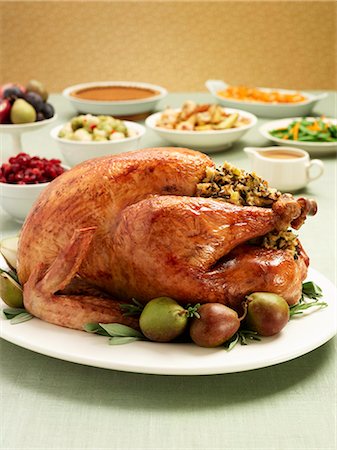 feast - Stuffed Roast Turkey on a Table with all of the Trimmings Foto de stock - Sin royalties Premium, Código: 659-03521393