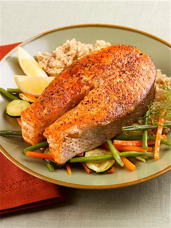 pan fried - Peppered Salmon Steak with Vegetables and Brown Rice Stock Photo - Premium Royalty-Free, Code: 659-03521407