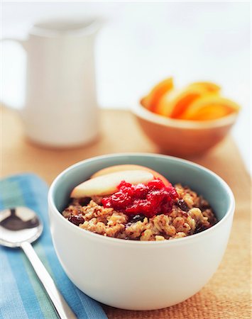 flocons d'avoine - Bol de gruau aux raisins aux pommes et aux canneberges Photographie de stock - Premium Libres de Droits, Code: 659-03521507