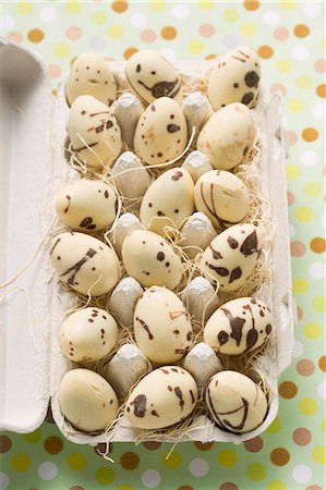 Speckled chocolate eggs in an egg box Foto de stock - Sin royalties Premium, Código: 659-03521608