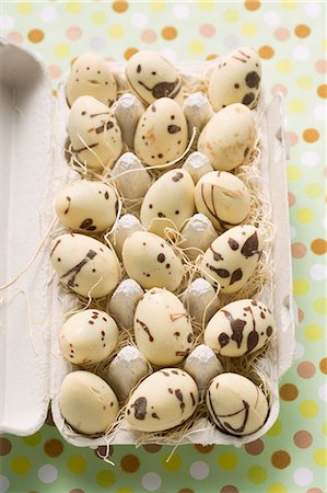 Speckled chocolate eggs in an egg box Fotografie stock - Premium Royalty-Free, Codice: 659-03521608