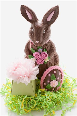 simsearch:689-03124705,k - Un lapin de Pâques au chocolat avec oeuf de Pâques et cadeau Photographie de stock - Premium Libres de Droits, Code: 659-03521624