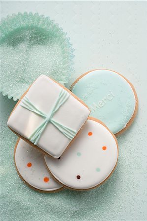pastel francês - A pile of biscuits and pastel-coloured sugar Foto de stock - Royalty Free Premium, Número: 659-03521644