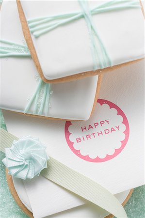 simsearch:659-03530847,k - Biscuits decorated as gifts and a birthday card Stock Photo - Premium Royalty-Free, Code: 659-03521646