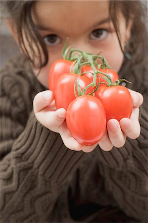 simsearch:659-03521663,k - Girl holding tomatoes on the vine Foto de stock - Sin royalties Premium, Código: 659-03521677