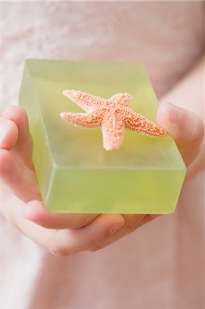 simsearch:659-03524635,k - Girl holding green soap with starfish Foto de stock - Royalty Free Premium, Número: 659-03521712