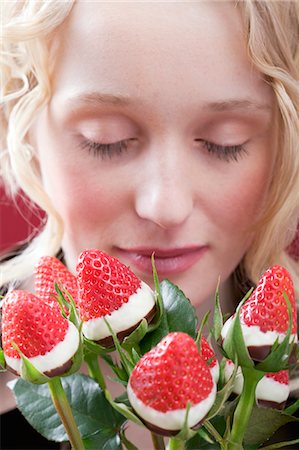 Young woman with bouquet of chocolate-dipped strawberries Stock Photo - Premium Royalty-Free, Code: 659-03521805