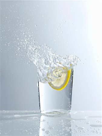 Water splashing out of a glass Foto de stock - Sin royalties Premium, Código: 659-03521848