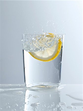 simsearch:659-03531157,k - Éclaboussures d'un verre d'eau Photographie de stock - Premium Libres de Droits, Code: 659-03521849