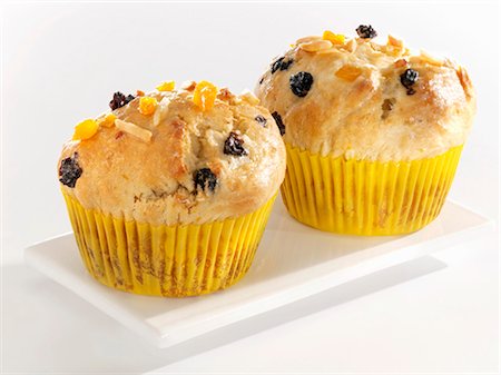 simsearch:659-01854143,k - Two mango and marzipan muffins Foto de stock - Royalty Free Premium, Número: 659-03521888