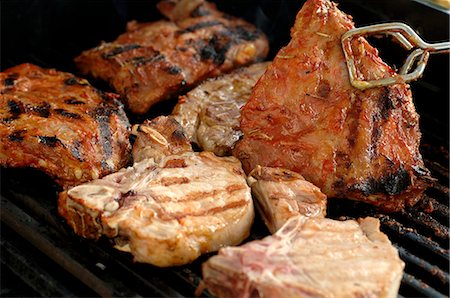 simsearch:659-03533799,k - Différents types de viande sur le barbecue Photographie de stock - Premium Libres de Droits, Code: 659-03521965