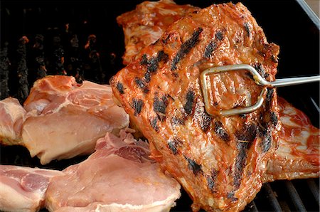 simsearch:659-01845332,k - Various types of meat on barbecue (some still raw) Foto de stock - Sin royalties Premium, Código: 659-03521966