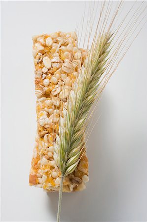 simsearch:659-07597603,k - Muesli bars with ear of barley Foto de stock - Sin royalties Premium, Código: 659-03522016