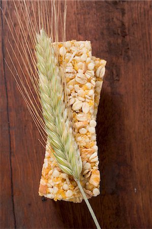 Muesli bars with ear of barley on wooden background Foto de stock - Sin royalties Premium, Código: 659-03522017