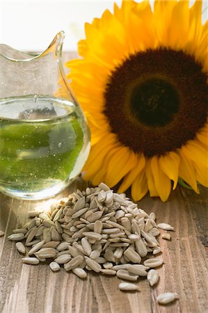 simsearch:689-03123993,k - Shelled sunflower seeds, sunflower oil and sunflower Stock Photo - Premium Royalty-Free, Code: 659-03522020