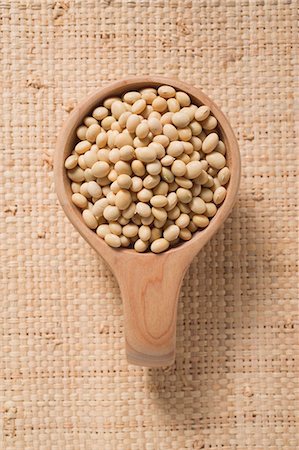 soja - Soya beans in a small wooden bowl Foto de stock - Sin royalties Premium, Código: 659-03522034