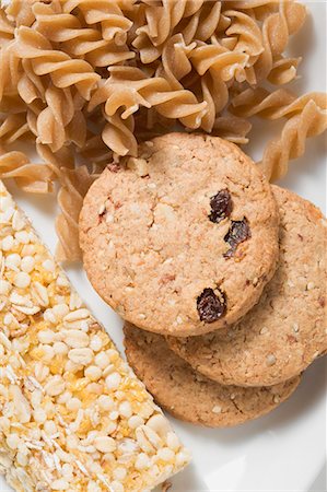 Wholemeal pasta, wholemeal biscuits and muesli bars Stock Photo - Premium Royalty-Free, Code: 659-03522039