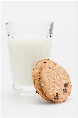 A glass of milk with two wholemeal biscuits Foto de stock - Sin royalties Premium, Código: 659-03522045