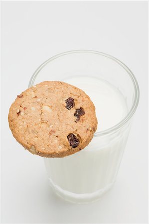 A glass of milk with a wholemeal biscuit Stock Photo - Premium Royalty-Free, Code: 659-03522046