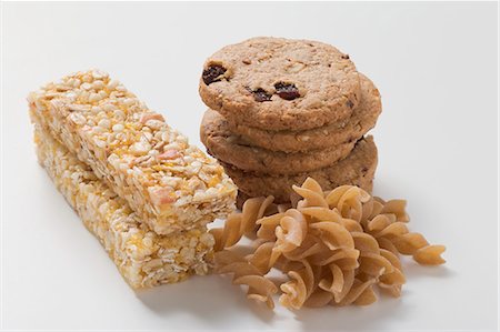 Biscuits de blé entier, pâtes de blé entier et barres de muesli Photographie de stock - Premium Libres de Droits, Code: 659-03522041