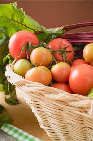 Fresh tomatoes and beetroot in basket Stock Photo - Premium Royalty-Free, Code: 659-03522056