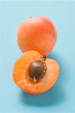 Half an apricot and whole apricot Foto de stock - Sin royalties Premium, Código: 659-03522109