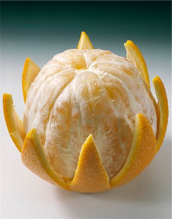 An orange, half-peeled Foto de stock - Royalty Free Premium, Número: 659-03522117