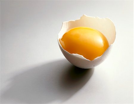 Egg yolk in eggshell Fotografie stock - Premium Royalty-Free, Codice: 659-03522124