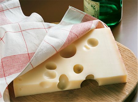 emmental - Emmental cheese with cloth on wooden board Foto de stock - Sin royalties Premium, Código: 659-03522127