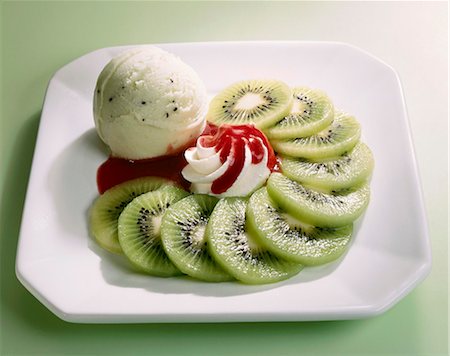 Crème glacée de kiwi, tranches de fruits kiwi, sauce crème, fraise Photographie de stock - Premium Libres de Droits, Code: 659-03522132