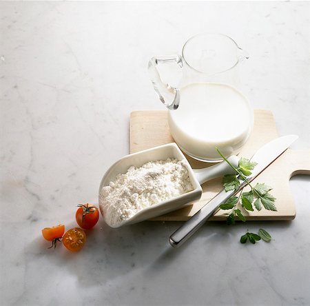 placa de mármol - Jug of milk and scoop of flour on wooden board Foto de stock - Sin royalties Premium, Código: 659-03522133