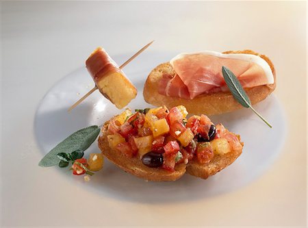 simsearch:659-08419427,k - Bruschetta, jambon de Parme au pain et cube de polenta frite Photographie de stock - Premium Libres de Droits, Code: 659-03522148