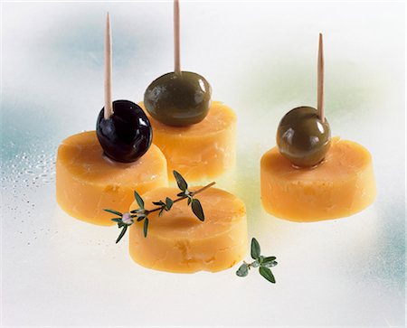 Cheddar cheese and olives on cocktail sticks Stock Photo - Premium Royalty-Free, Code: 659-03522150