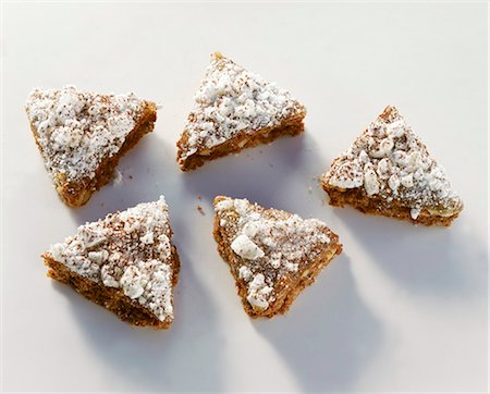 simsearch:659-07069057,k - Gingerbread triangles sprinkled with meringue Stock Photo - Premium Royalty-Free, Code: 659-03522172