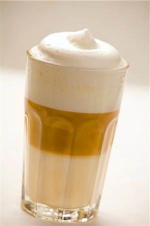 simsearch:659-02210952,k - Un verre de latte macchiato Photographie de stock - Premium Libres de Droits, Code: 659-03522198