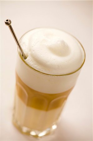 Un verre de latte macchiato avec une cuillère à café Photographie de stock - Premium Libres de Droits, Code: 659-03522200