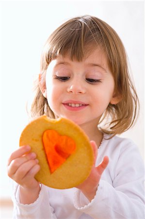 simsearch:659-01867426,k - Petite fille avec cookie fenêtre (biscuit avec fenêtre de sucre) Photographie de stock - Premium Libres de Droits, Code: 659-03522215
