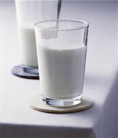Deux verres de lait Photographie de stock - Premium Libres de Droits, Code: 659-03522224