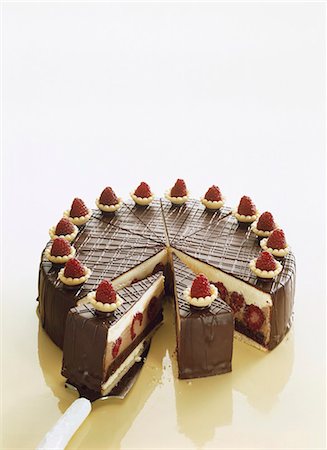 desserts elegant - Chocolate raspberry cake Foto de stock - Sin royalties Premium, Código: 659-03522234