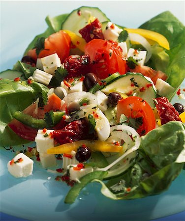 Salade du Berger aux tomates séchées, olives et feta Photographie de stock - Premium Libres de Droits, Code: 659-03522231