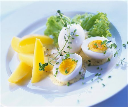 pochiert - Oeufs cuits avec sauce moutarde et pommes de terre bouillies Photographie de stock - Premium Libres de Droits, Code: 659-03522278