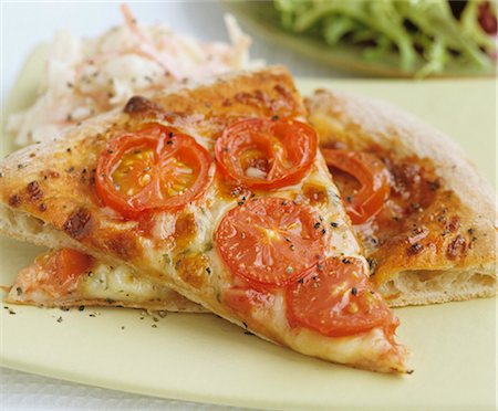 simsearch:659-08419392,k - Cheese and tomato pizza Stock Photo - Premium Royalty-Free, Code: 659-03522312