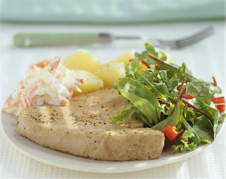 simsearch:659-03522381,k - Thunfisch-Steak mit Salat Stockbilder - Premium RF Lizenzfrei, Bildnummer: 659-03522333