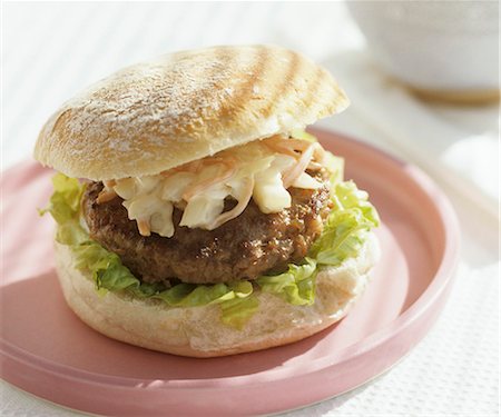 simsearch:659-01850456,k - Burger avec salade de chou Photographie de stock - Premium Libres de Droits, Code: 659-03522354