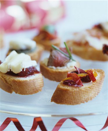 Baguette-Scheiben mit verschiedenen Garnierungen (Weihnachten) Stockbilder - Premium RF Lizenzfrei, Bildnummer: 659-03522364