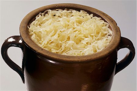 Sauerkraut in an earthenware pot Foto de stock - Sin royalties Premium, Código: 659-03522396