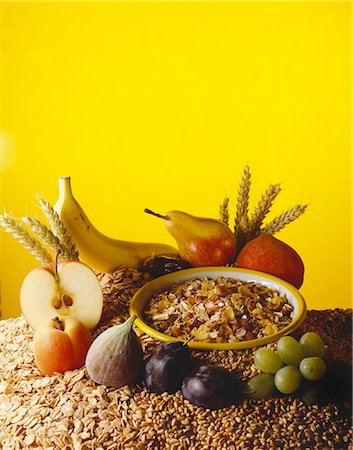 flocons d'avoine - Nature morte avec muesli et ingrédients muesli Photographie de stock - Premium Libres de Droits, Code: 659-03522391