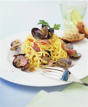 simsearch:659-01861293,k - Tagliatelle with seafood Foto de stock - Royalty Free Premium, Número: 659-03522407